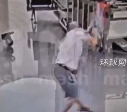 俄男子吸毒成瘾将儿童举过头顶抱摔在地