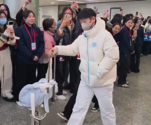 孙颖莎抵达成都双流机场 莎莎剪头发了