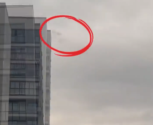 男子拍到空中不明物 上下扭动翻腾