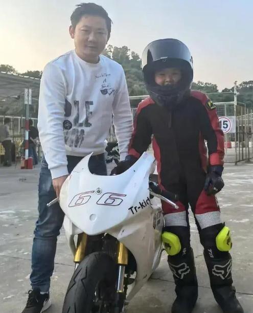张雪儿子6岁起接触摩托车 两代人的热爱与传承