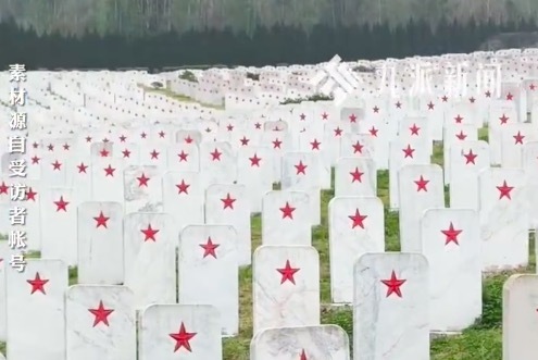 博主冒雨为无名烈士墓碑描红：弯腰工作十余个小时，想到烈士们的无私奉献，又坚持下来