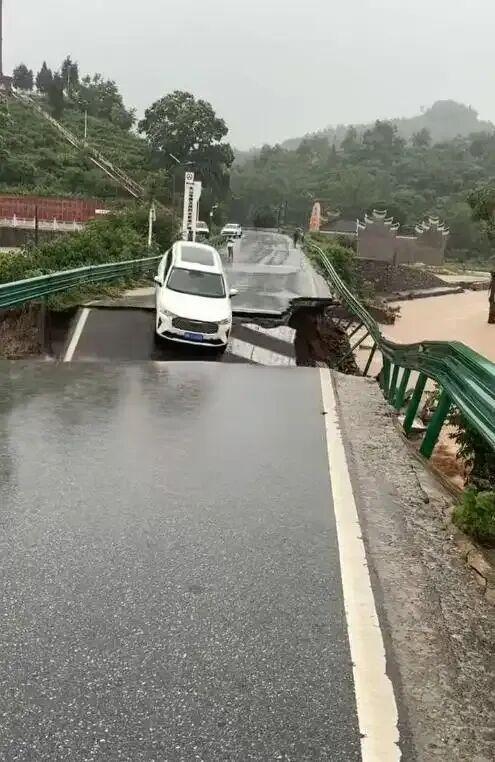 小车进水路上趴窝遇路面塌陷被冲走 司机及时逃生未受伤