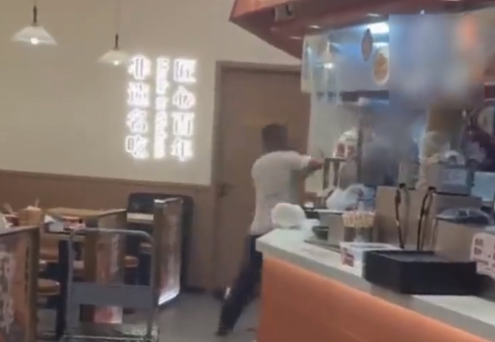 武汉一老字号餐饮店遭男子打砸,现场一片狼藉