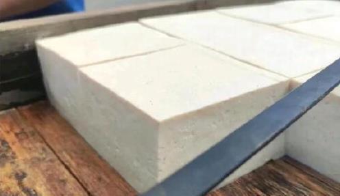 买豆腐时，不是越白越好！老匠人：认准5点，豆腐鲜嫩美味口感好
