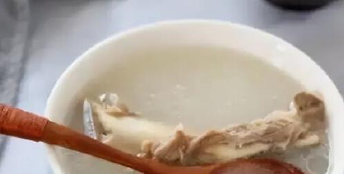 炖骨头汤时，牢记“2不放”原则，汤白肉香不油腻，营养全保留