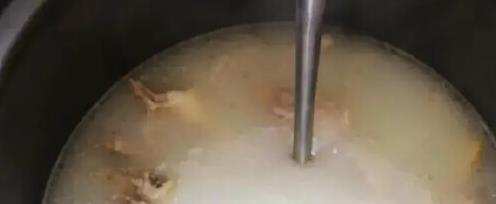 炖骨头汤时，牢记“2不放”原则，汤白肉香不油腻，营养全保留