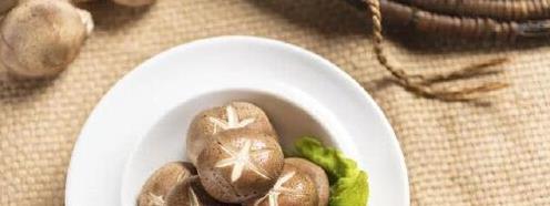 同样是香菇，“平滑”和“有裂口”哪个好！老菜农：区别很大