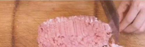 肉馅不用慢慢剁,教你一个小技巧,1分钟全剁好,比机器绞得还好_新闻看看