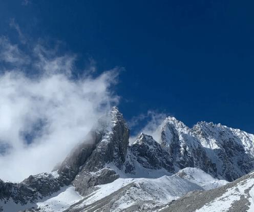 珠峰早被登顶，为什么玉龙雪山比其低3000多米，却至今无人登顶？