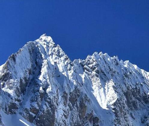 珠峰早被登顶，为什么玉龙雪山比其低3000多米，却至今无人登顶？