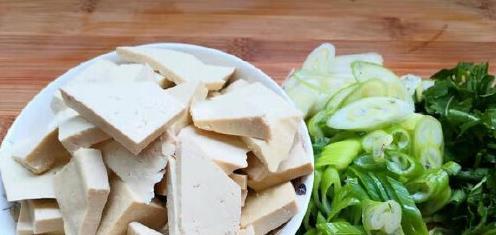 “农家大烩菜”这样做才叫香，食材简单又营养，一次一锅都不够吃