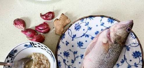 我家常做的这道菜，鲈鱼鲜嫩高蛋白，价格比牛肉便宜，健康又美味