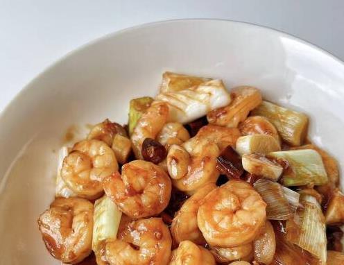 宫保虾球：虾肉鲜嫩与宫保风味的完美融合，香脆花生更添美味！