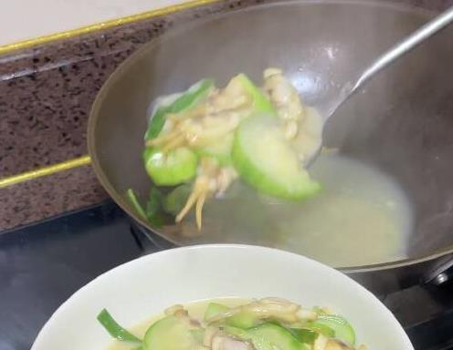 丝瓜炒蛏子：海味与清新的完美融合，简单食材轻松做出营养佳肴！