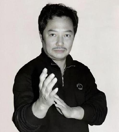 周星驰：从贫民区到喜剧之王，他用努力书写了传奇人生！