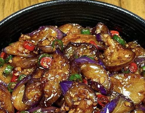 香辣茄子必试！外焦里嫩，口感层次丰富，吃上一口停不下来！