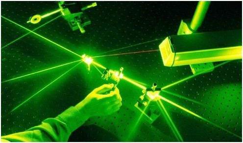 激光武器是通过原子跃迁原理,以光子的形式释放能