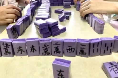 封宿舍多天女生用瑜伽垫做麻将