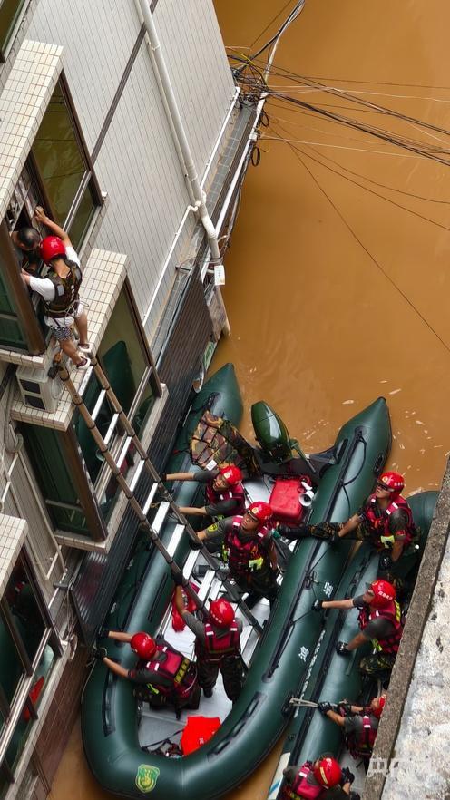 百年一遇洪水 广东怀集6.8万人转移 多方联动抢险救灾