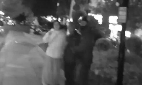 00后姑娘约会路上救助摔倒老人 爱心接力温暖人心