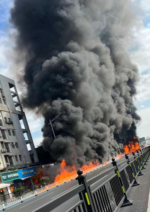 廣州有車輛碰撞起火 沿路形成1條火線 車油泄露致火蔓延