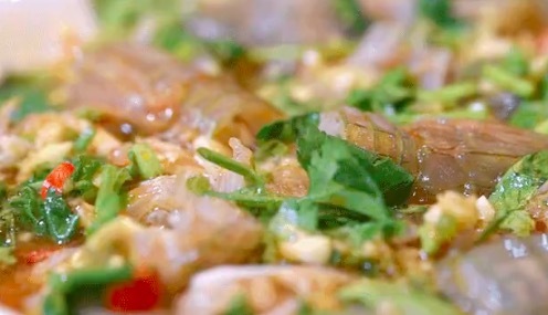 第一次吃生腌虾悄悄用热水烫熟了 吃生腌可能吃进寄生虫和致病菌