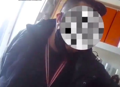 男子买烟疑假烟举报被老板怒怼 老板：有一盒假烟店都给你