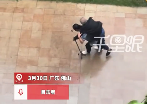 广东暴雨清洁工背老人躲雨 拍摄者：业主和物业关系好