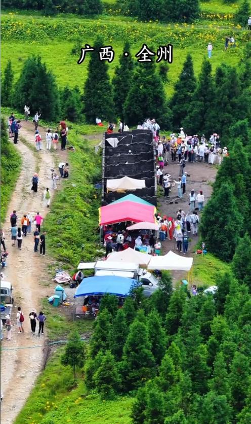 桂林山野外一废弃牛棚意外走红 乡村文旅新热点