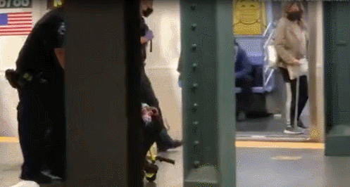 纽约亚裔女子地铁站遭抢劫并被推下站台
