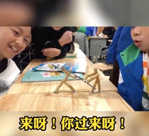 小学生把课文里的竹节人做出来了 网友：不愧是义乌的孩子