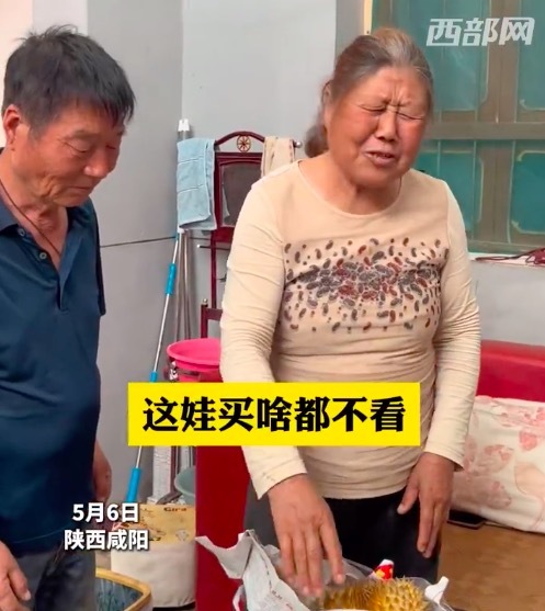五官紧急集合 爸妈第一次吃榴莲表情包亮了