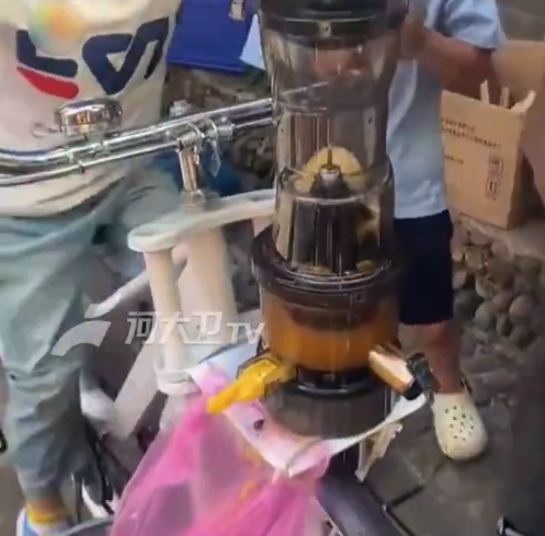義烏老板又整新活了,！孩子排隊就為蹬一杯100%純橙汁