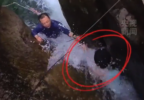 感谢好心人！众人站水里顶激流护住石缝男孩
