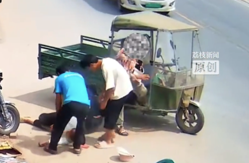 本能的选择！男子被撞后第一时间爬起救人