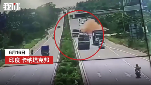 连环相撞！印一卡车超速冲过隔离带又撞飞汽车