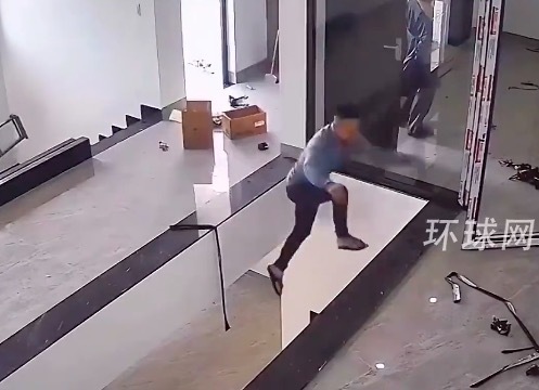 男子走路时只顾看手机，在装修施工现场失足坠落至下一层