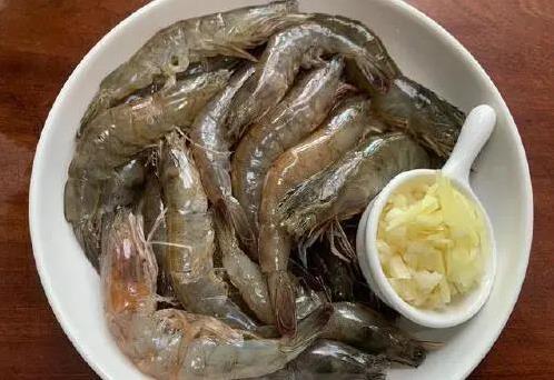 每周必做2次油焖虾，鲜甜到舔手指，简单做法谁学谁会？