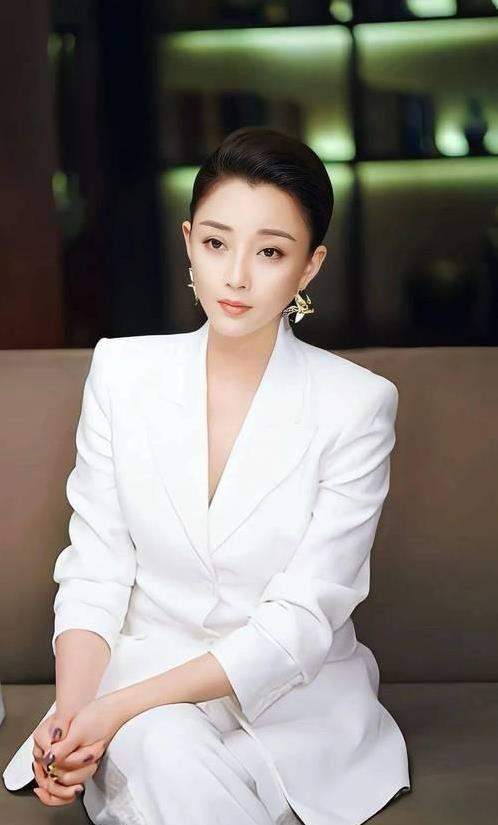 45岁殷桃6段感情坎坷收场，却靠演戏翻身，活得比谁都精彩