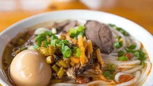 湖南米粉香翻天，螺蛳粉臭到争议，桂林米粉凭啥最火？