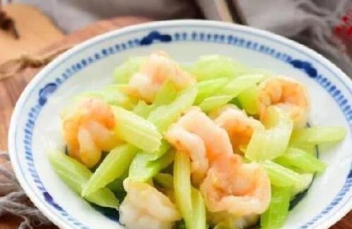 芹菜虾仁一盘菜，简单做法藏玄机，火候不对全白费
