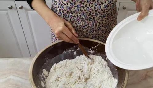 1斤牛肉加1个洋葱，不炒不炖，简单包出汤汁满满的美味