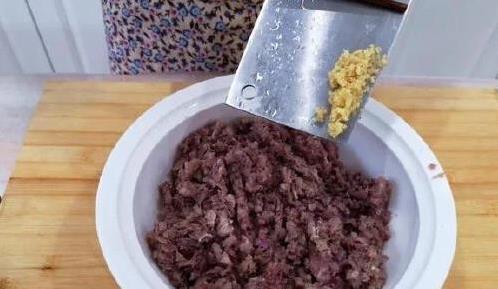 1斤牛肉加1个洋葱，不炒不炖，简单包出汤汁满满的美味