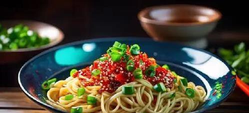一碗葱油拌面勾起童年回忆，简单做法藏大秘密，你家吃法最独特？