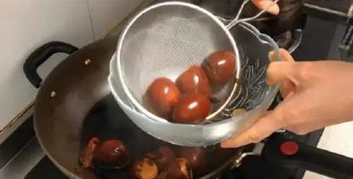 煮鸡蛋加瓶啤酒，20分钟变卤蛋神器，全家抢着吃？