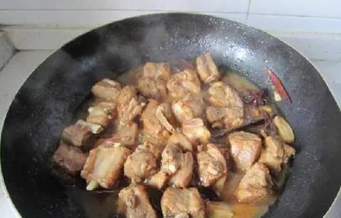 5分钟炸出酥排骨，焖半小时香到爆，你家做法够正宗吗？