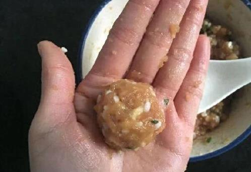 大米不只煮饭香，半斤瘦肉裹珍珠，蒸15分钟惊艳全家