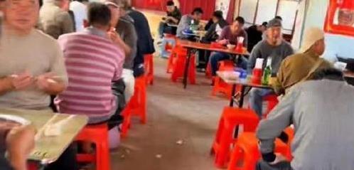 国道边小馆10元吃饱，馒头凉菜随便拿，为啥全是男顾客？