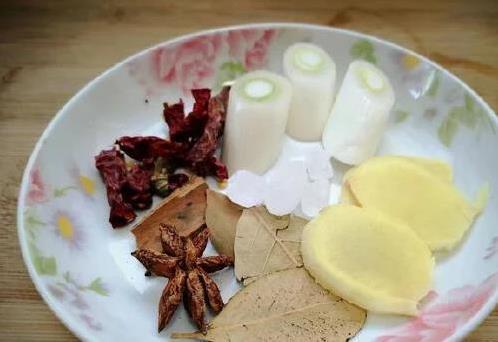 五花肉配腐竹，香到邻居敲门，3招让家常菜秒变大厨味