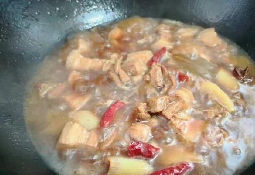 五花肉配腐竹，香到邻居敲门，3招让家常菜秒变大厨味
